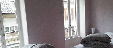 2 bedrooms, iron/ironing board, travel cot, free WiFi