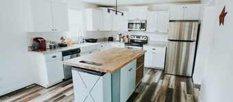 RiverFront Country Home with Blue Mountain Views