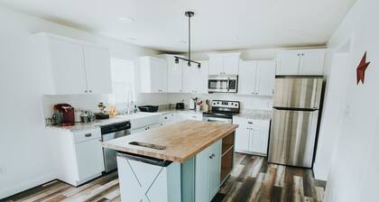 RiverFront Country Home with Blue Mountain Views