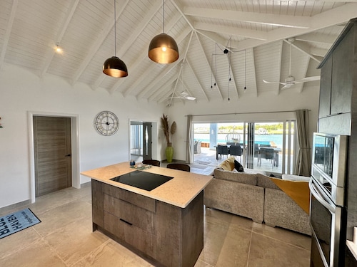 Spacious Waterfront Sanctuary