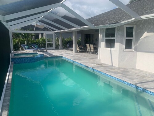 RENOVATED HOUSE-NEW HEATED POOL-HOT TUB-CLOSE TO BEACH- MACKLE PARK-BEACH GEAR