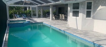 RENOVATED HOUSE-NEW HEATED POOL-HOT TUB-CLOSE TO BEACH- MACKLE PARK-BEACH GEAR