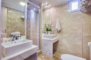 Combined shower/tub, hair dryer, towels - Sunny Villa, luxury, heated pool, excellence (Hanioti)