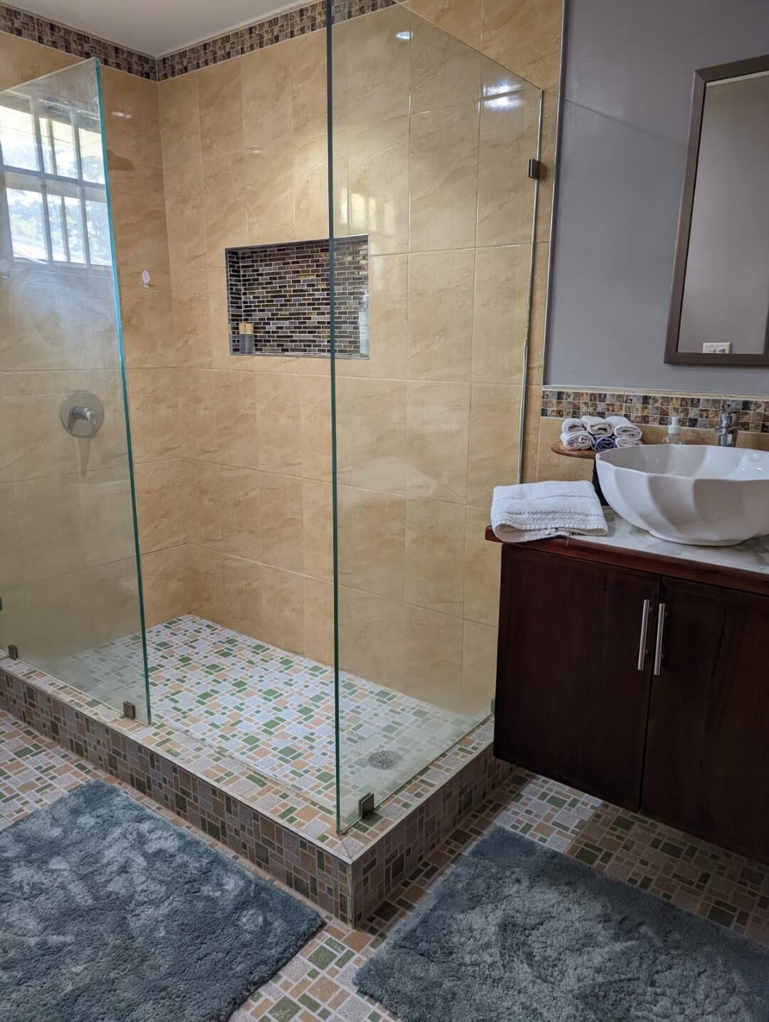 Dusche, Haartrockner, Handtücher, Seife