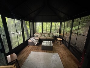 Smart TV, fireplace, books, stereo