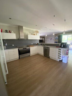 Fridge, microwave, oven, dishwasher - Come, enjoy our Beach House. We love it! and we hope you will too. (Green Head)