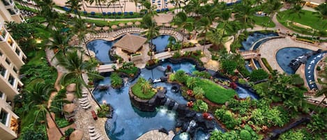 Una piscina al aire libre, una piscina climatizada