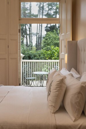 4 bedrooms, desk, iron/ironing board, travel cot - Carramar House - in the Amphitheatre of Nature (Wentworth Falls)