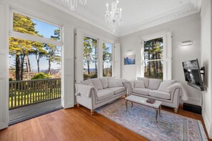 Smart TV, fireplace, books, music library - Carramar House - in the Amphitheatre of Nature (Wentworth Falls)
