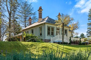 Exterior - Carramar House - in the Amphitheatre of Nature (Wentworth Falls)