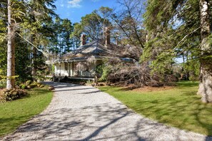 Exterior - Carramar House - in the Amphitheatre of Nature (Wentworth Falls)