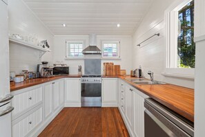 雪櫃、微波爐、焗爐、爐具