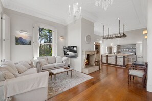 TV, fireplace, stereo - Whole estate · Carramar Estate: 2 homes stunning mountain views (Wentworth Falls)
