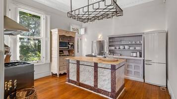 Refrigerador, microondas, horno, placa de cocina
