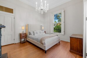 6 bedrooms, desk, iron/ironing board, travel cot