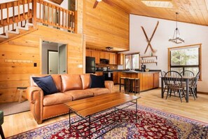 Chimenea, futbolito y libros