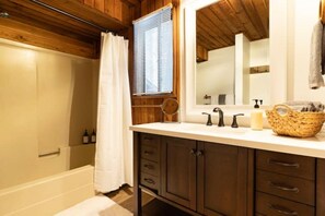 Bathroom - Wild Fern Cabin in Beautiful Timberline Rim (Mount Hood Village)