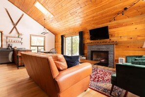 Fireplace, foosball, books - Wild Fern Cabin in Beautiful Timberline Rim (Mount Hood Village)