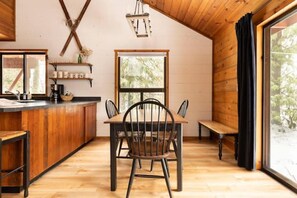 Dining - Wild Fern Cabin in Beautiful Timberline Rim (Mount Hood Village)