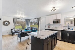 Refrigerador, microondas, horno y parrilla de estufa 