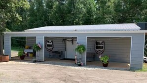 Il s’agit d’un bâtiment métallique de plain-pied, doté d’un garage fermé et d’un petit espace porche.