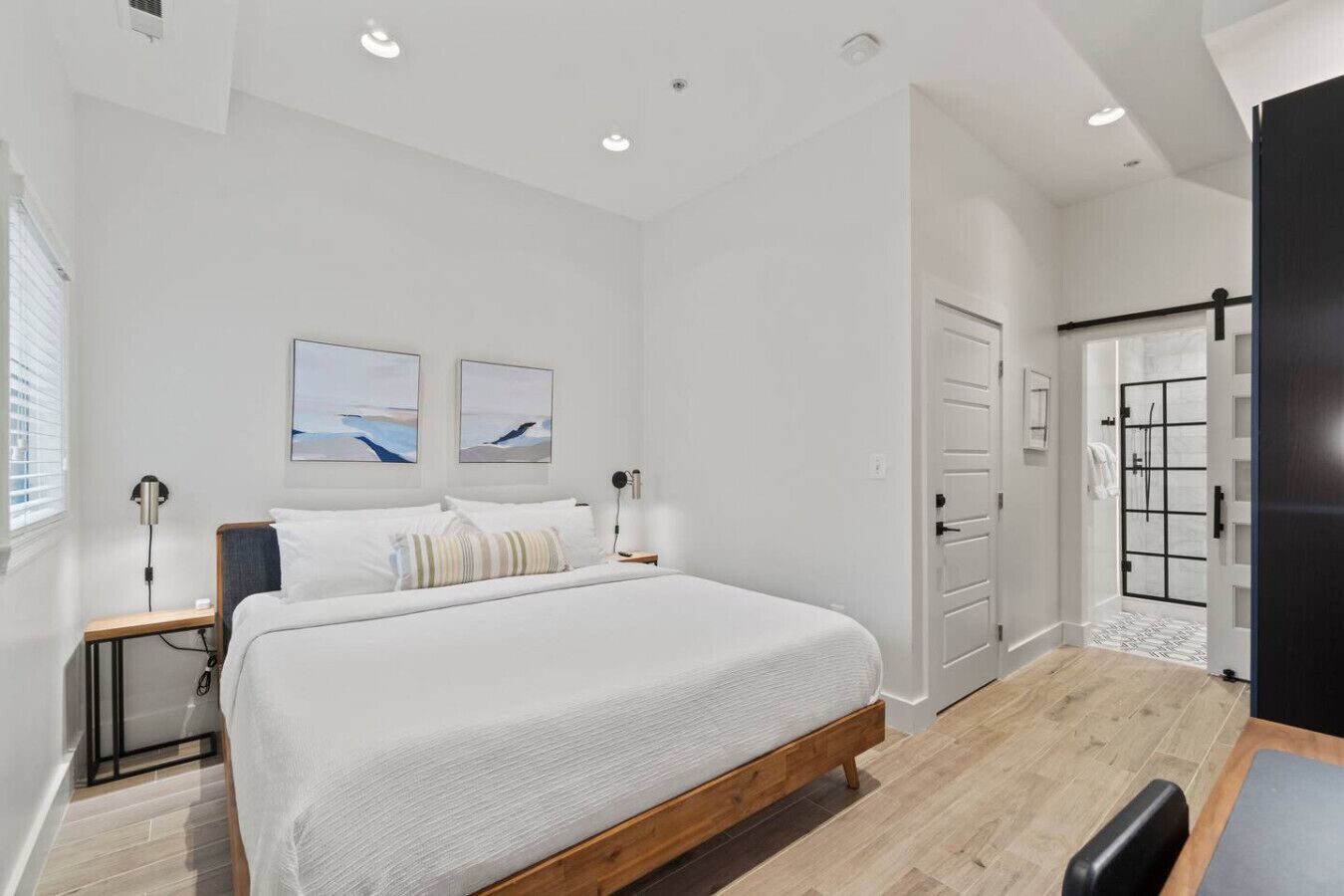 4 bedrooms, desk, iron/ironing board, travel crib