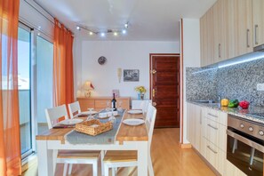 Fridge, microwave, oven, coffee/tea maker