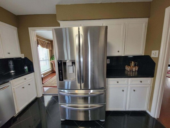 冷蔵庫、電子レンジ、オーブン、コンロ