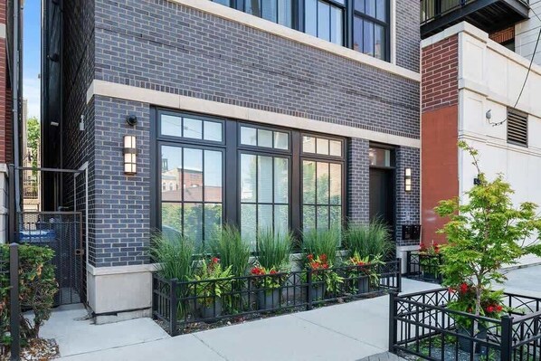 Exterior detail - Luxury SOHO Styled Two-Level Townhouse - Old Town (Chicago)