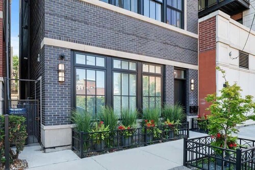 Luxury SOHO Styled Two-Level Townhouse - Old Town
