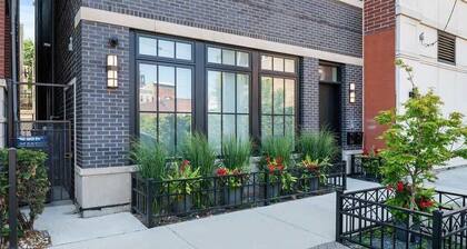Luxury SOHO Styled Two-Level Townhouse - Old Town