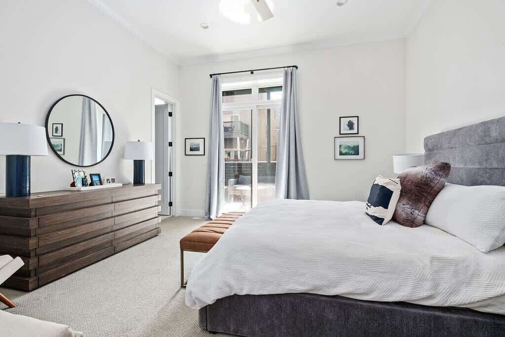 3 bedrooms, desk, iron/ironing board, travel crib