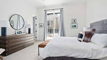 3 bedrooms, desk, iron/ironing board, travel crib