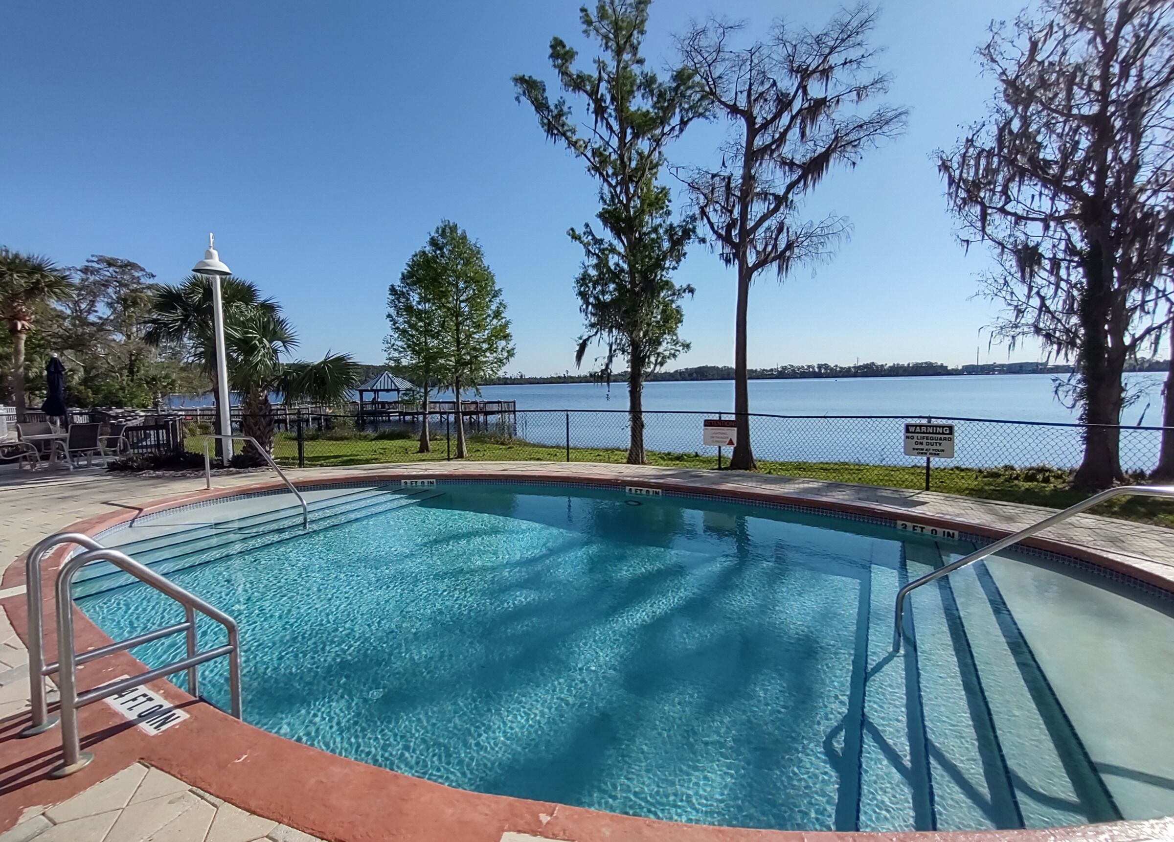 Una piscina al aire libre, una piscina climatizada