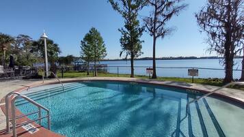 Una piscina al aire libre, una piscina climatizada