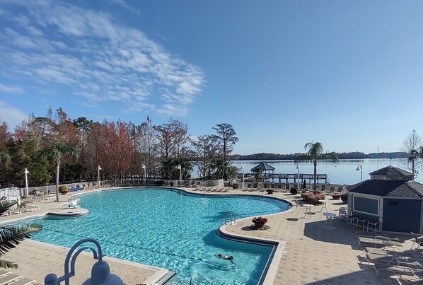 Alberca al aire libre y alberca climatizada