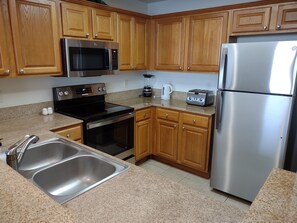 Fridge, microwave, oven, stovetop - LARGE Lakeview Blue Heron CONDO near DISNEY with Balcony & 2 Resort POOLS & SPA (Orlando)