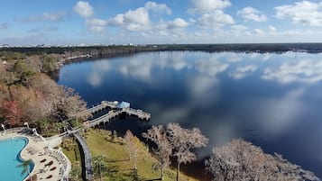 Una piscina al aire libre, una piscina climatizada