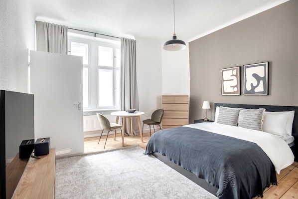 Iron/ironing board, WiFi, bed sheets