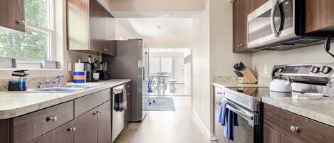 Kjøleskap, mikrobølgeovn, ovn og kokeplater