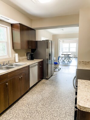 Fridge, microwave, oven, stovetop - Cozy 4/3 Gator Home w/ Workspace - Steps to Stadium (Gainesville)