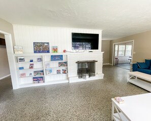 Smart TV - Cozy 4/3 Gator Home w/ Workspace - Steps to Stadium (Gainesville)