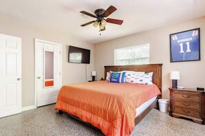 4 chambres, bureau, fer et planche à repasser, lit de bébé portatif