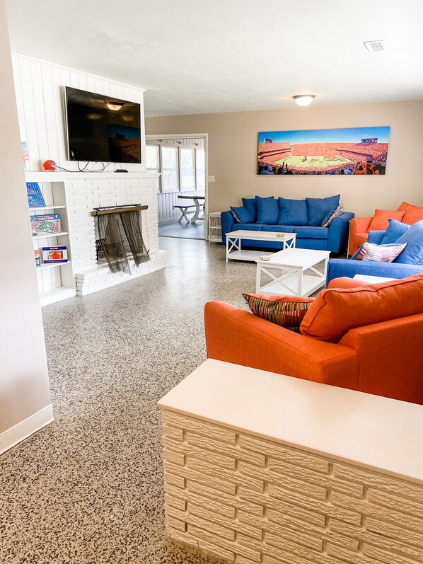 Smart TV - Cozy 4/3 Gator Home w/ Workspace - Steps to Stadium (Gainesville)