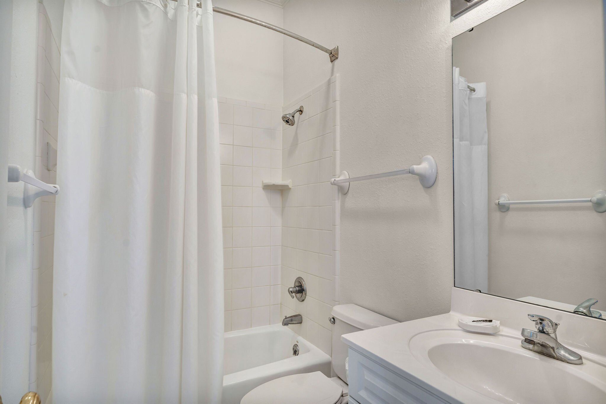 Ein Badezimmer mit Badewanne, Toilette und Waschbecken.