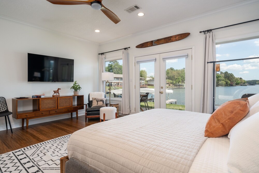 The Vibe on Lake Hamilton 2 BR/2BA with a boat slip. Lake Hamilton