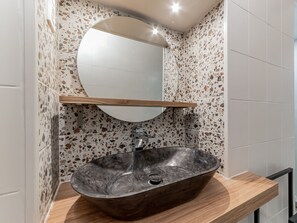 Douche, sèche-cheveux, serviettes fournies, savon