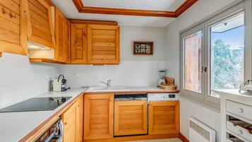 Réfrigérateur, four, lave-vaisselle, cafetiÚre/bouilloire