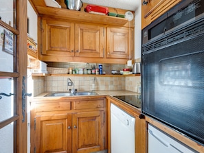 Réfrigérateur, four à micro-ondes, un four, lave-vaisselle