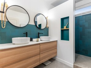 Shower, hair dryer, towels - Maison Erable - Welkeys (Lyon)